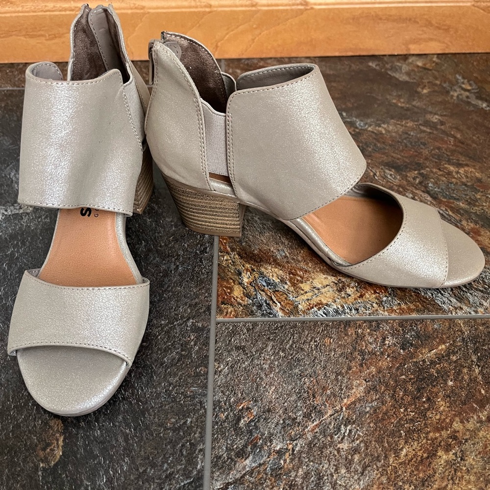 New Sonoma Good For Life taupe/bronze slip on open toe block heel sandal. SZ 6.5
